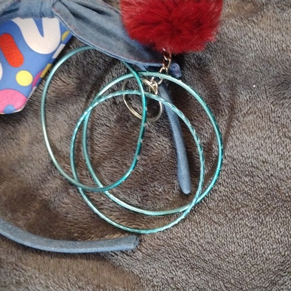 Small Multicolored Makeup Bag and Goodies - Picture 4 of 8